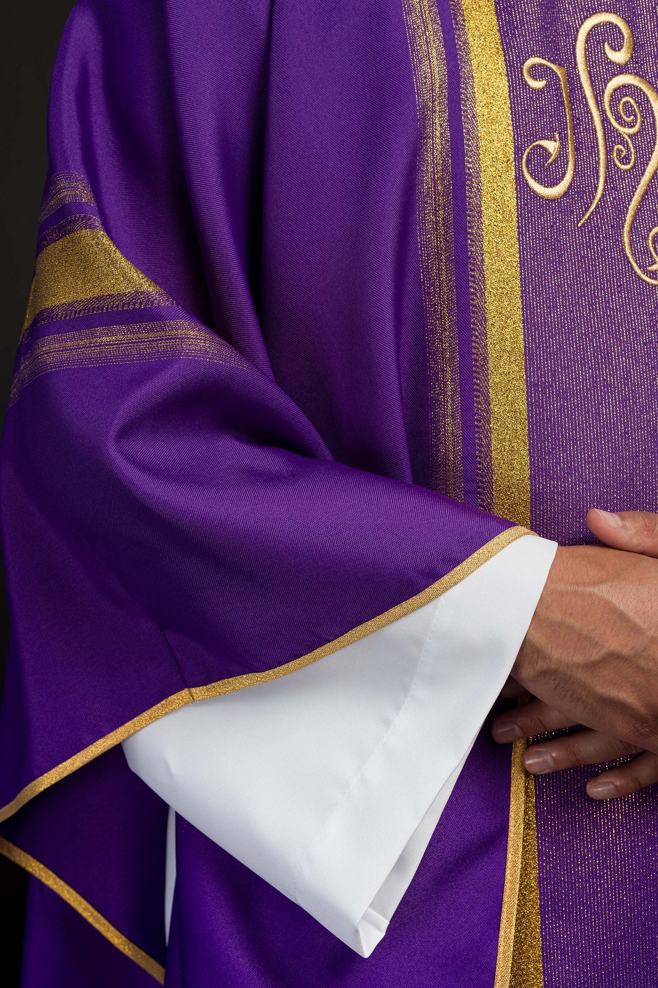 Fioletowy ornat haftowany z wzorem IHS ze złoceniami - ORNATY.PL