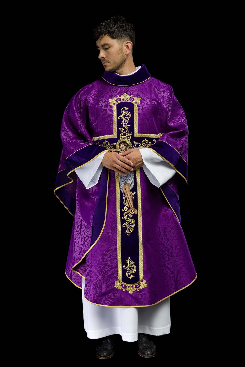 Fioletowy ornat haftowany z wzorem Jezusa Chrystusa - ORNATY.PL