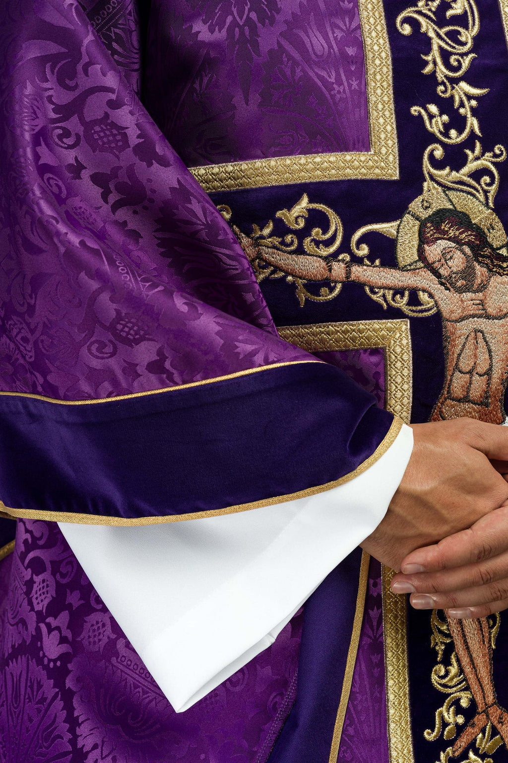 Fioletowy ornat haftowany z wzorem Jezusa Chrystusa - ORNATY.PL