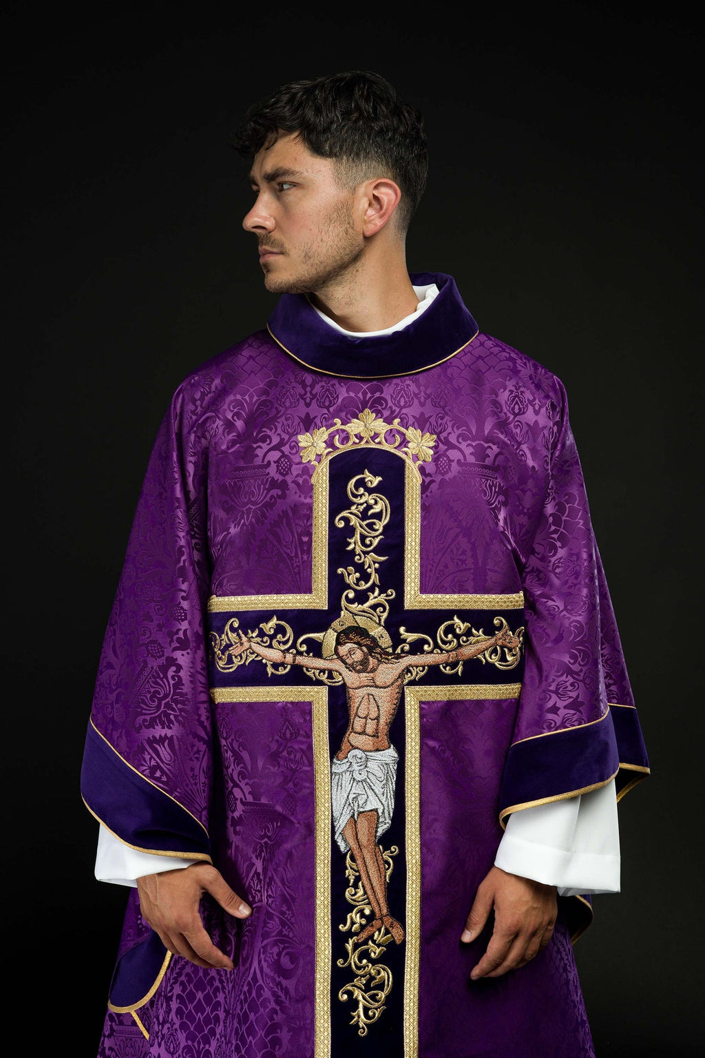 Fioletowy ornat haftowany z wzorem Jezusa Chrystusa - ORNATY.PL