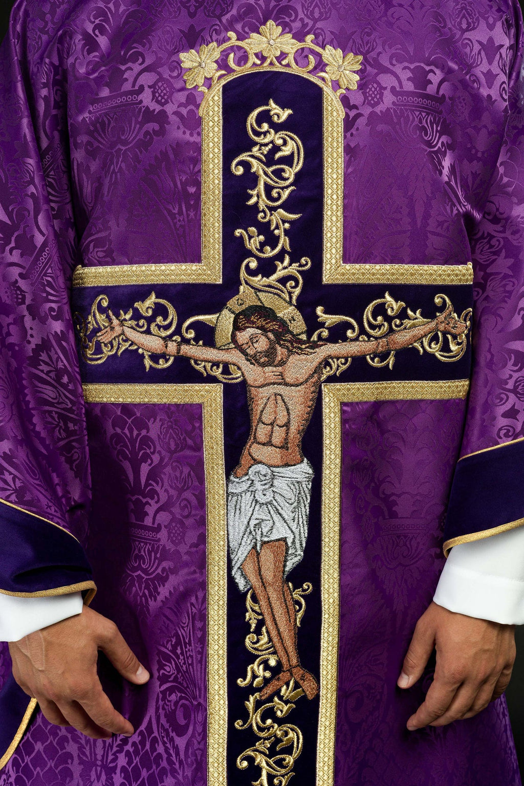 Fioletowy ornat haftowany z wzorem Jezusa Chrystusa - ORNATY.PL