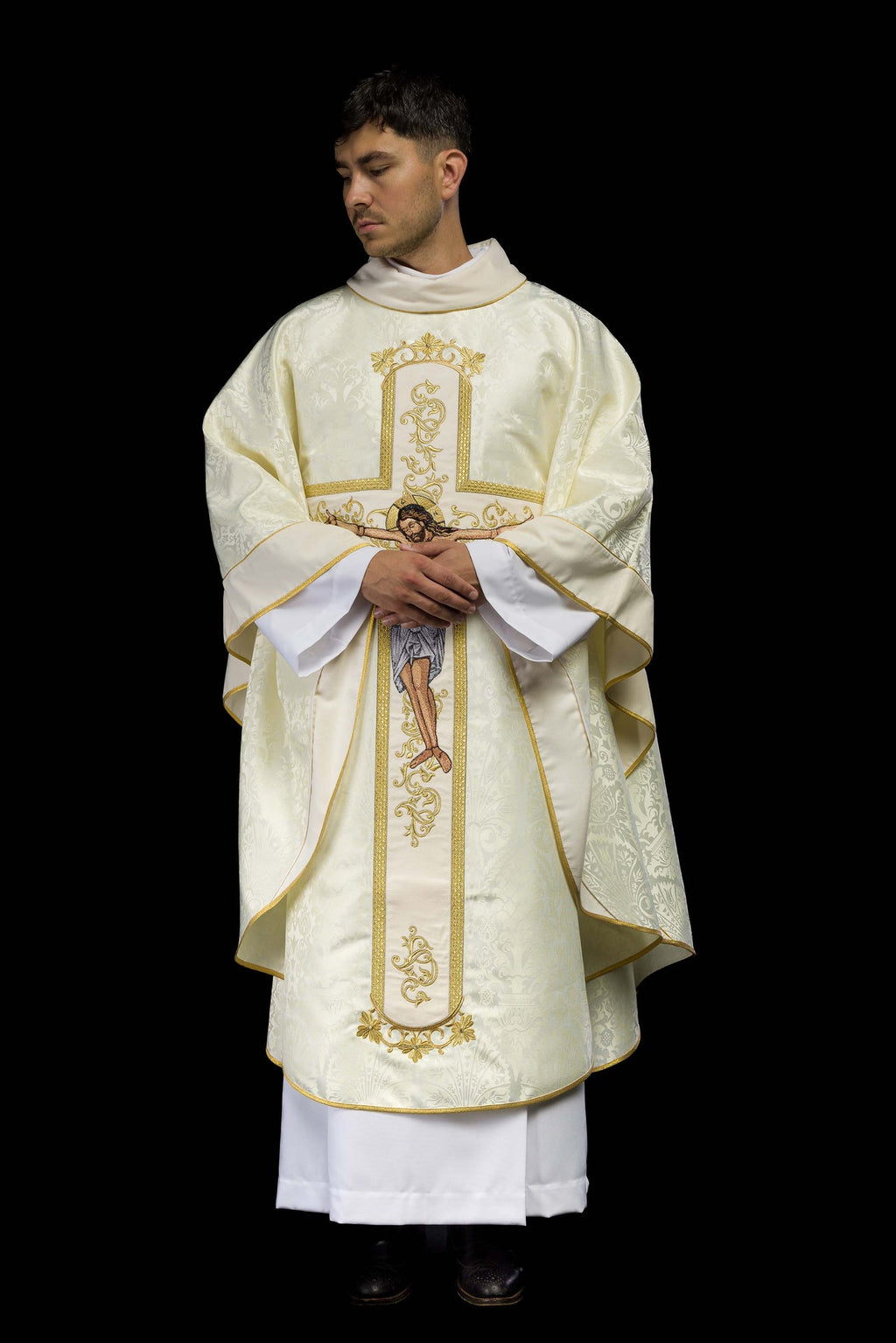 Ornat z wizerunkiem Jezusa Chrystusa na krzyżu w kolorze ecru - ORNATY.PL