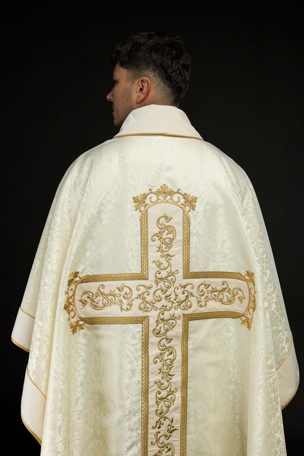 Ornat z wizerunkiem Jezusa Chrystusa na krzyżu w kolorze ecru - ORNATY.PL