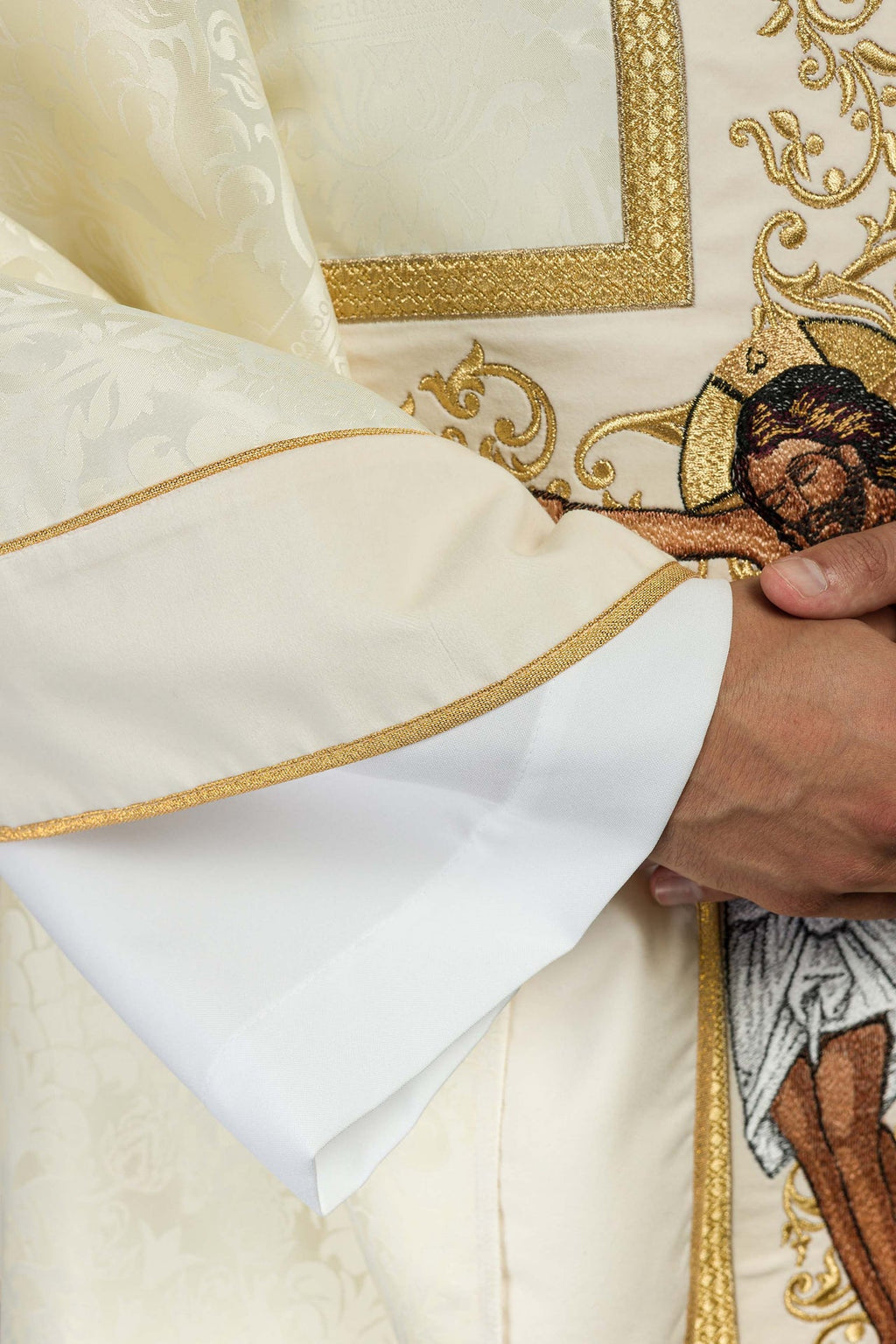 Ornat z wizerunkiem Jezusa Chrystusa na krzyżu w kolorze ecru - ORNATY.PL