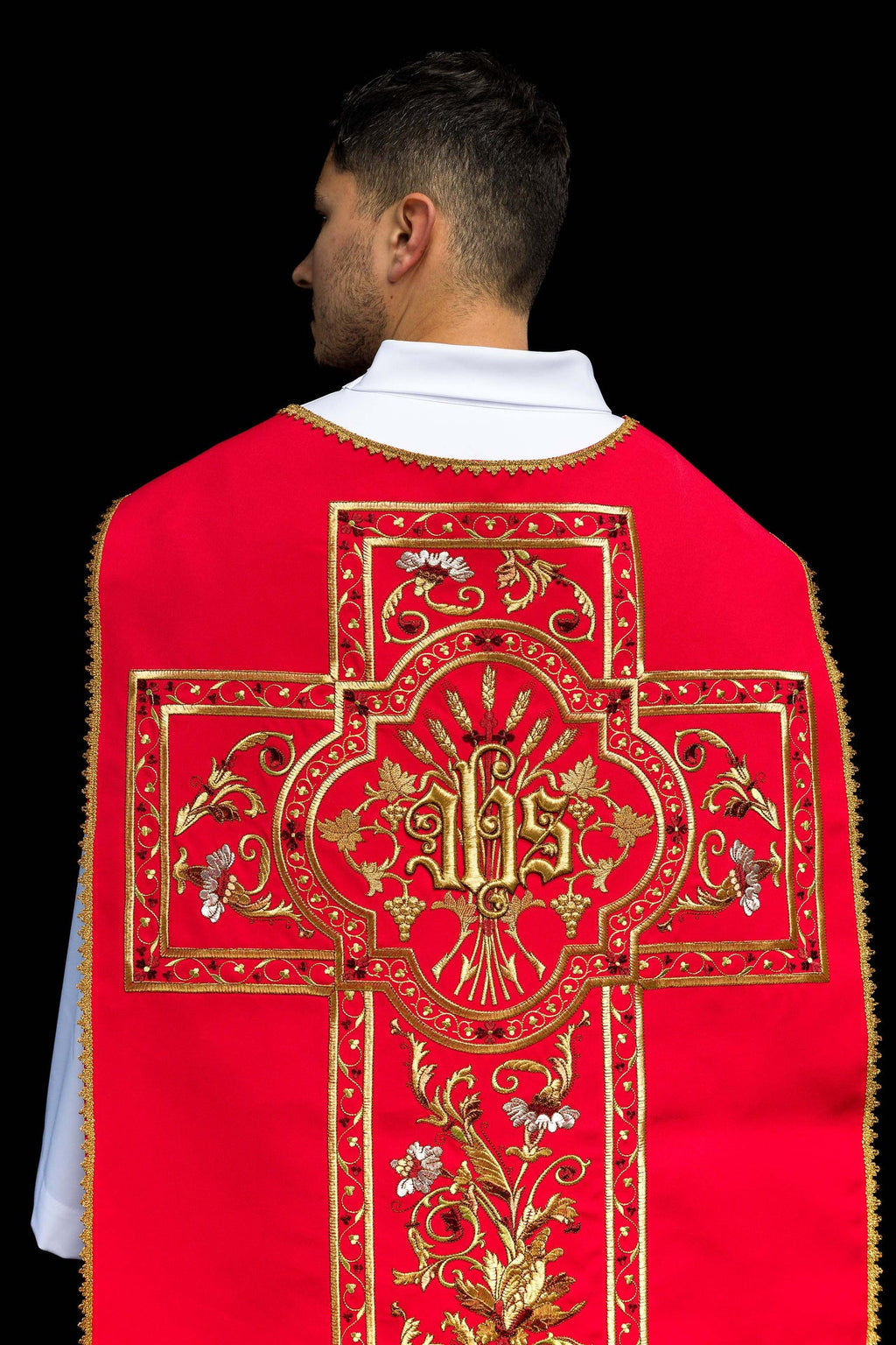 Czerwony ornat rzymski haftowany z motywem IHS - ORNATY.PL