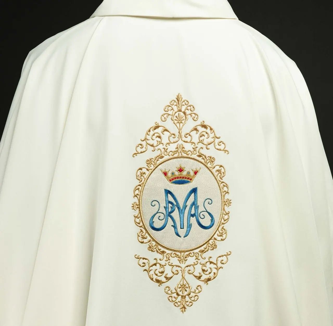 Ornat liturgiczny z motywem maryjnym otoczonym złotym haftem