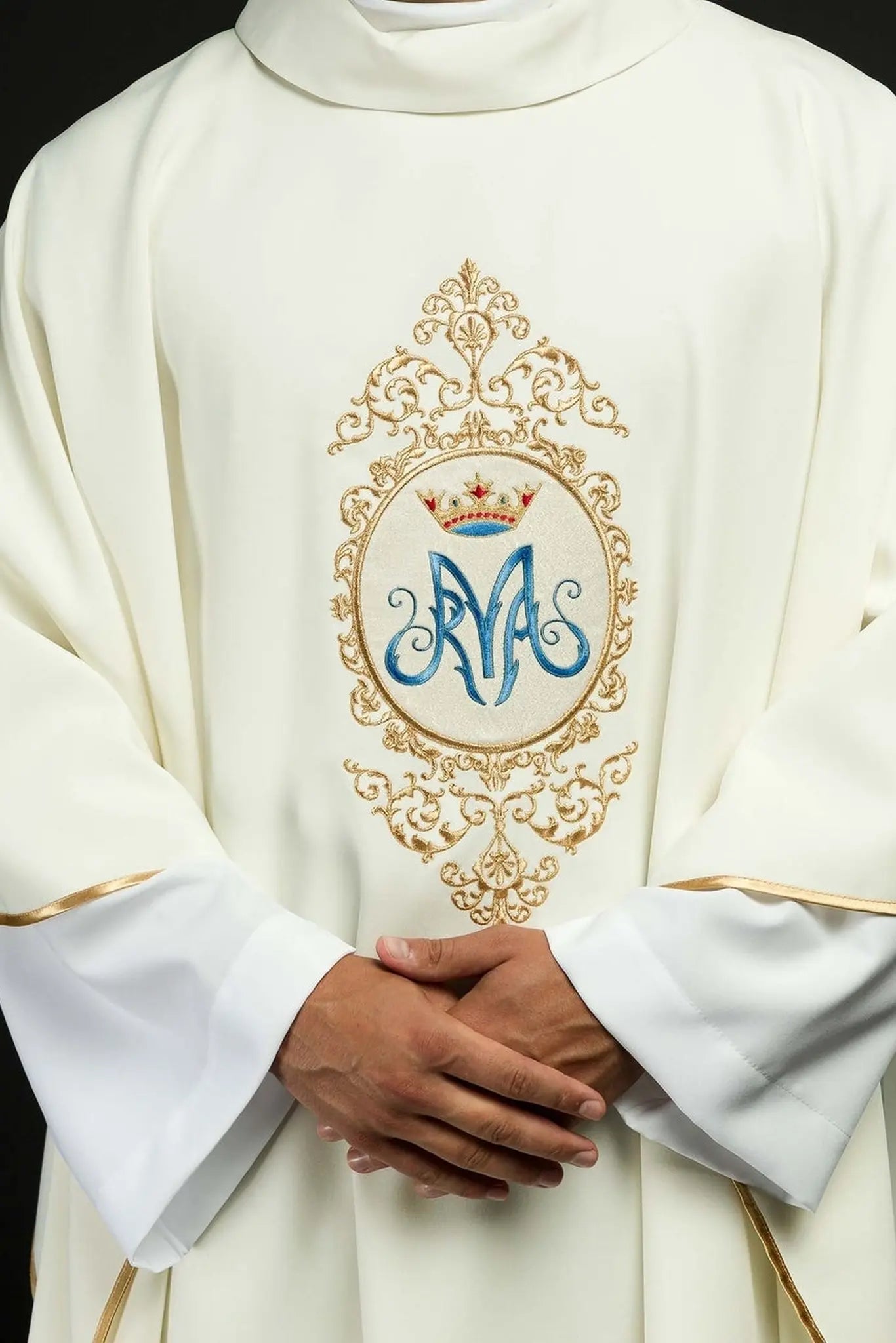 Ornat z motywem maryjnym otoczony złotym haftem