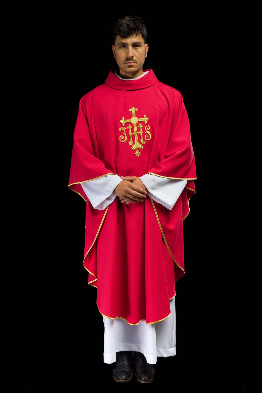 Haftowany czerwony ornat z symbolem ihs - ORNATY.PL