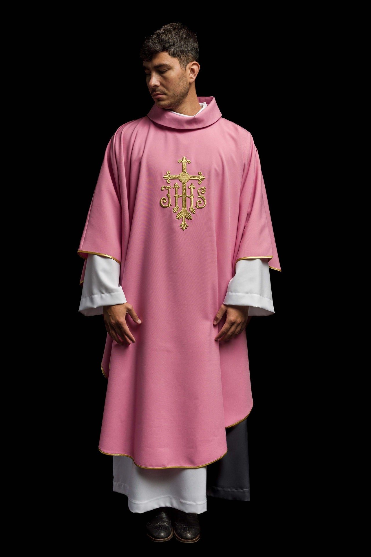 Ornat różowy z wypukłym haftem JHS - ORNATY.PL