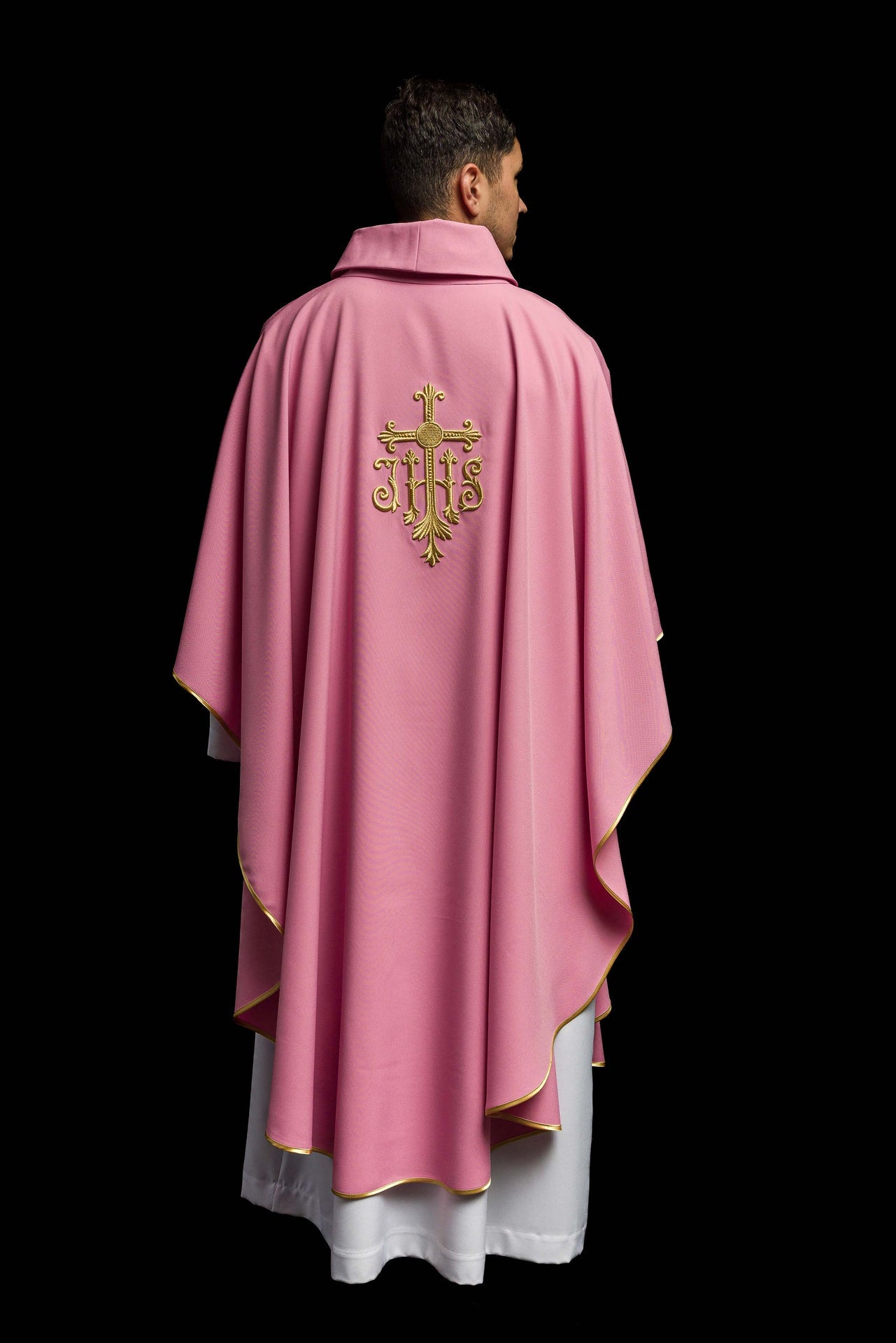 Ornat różowy z wypukłym haftem JHS - ORNATY.PL