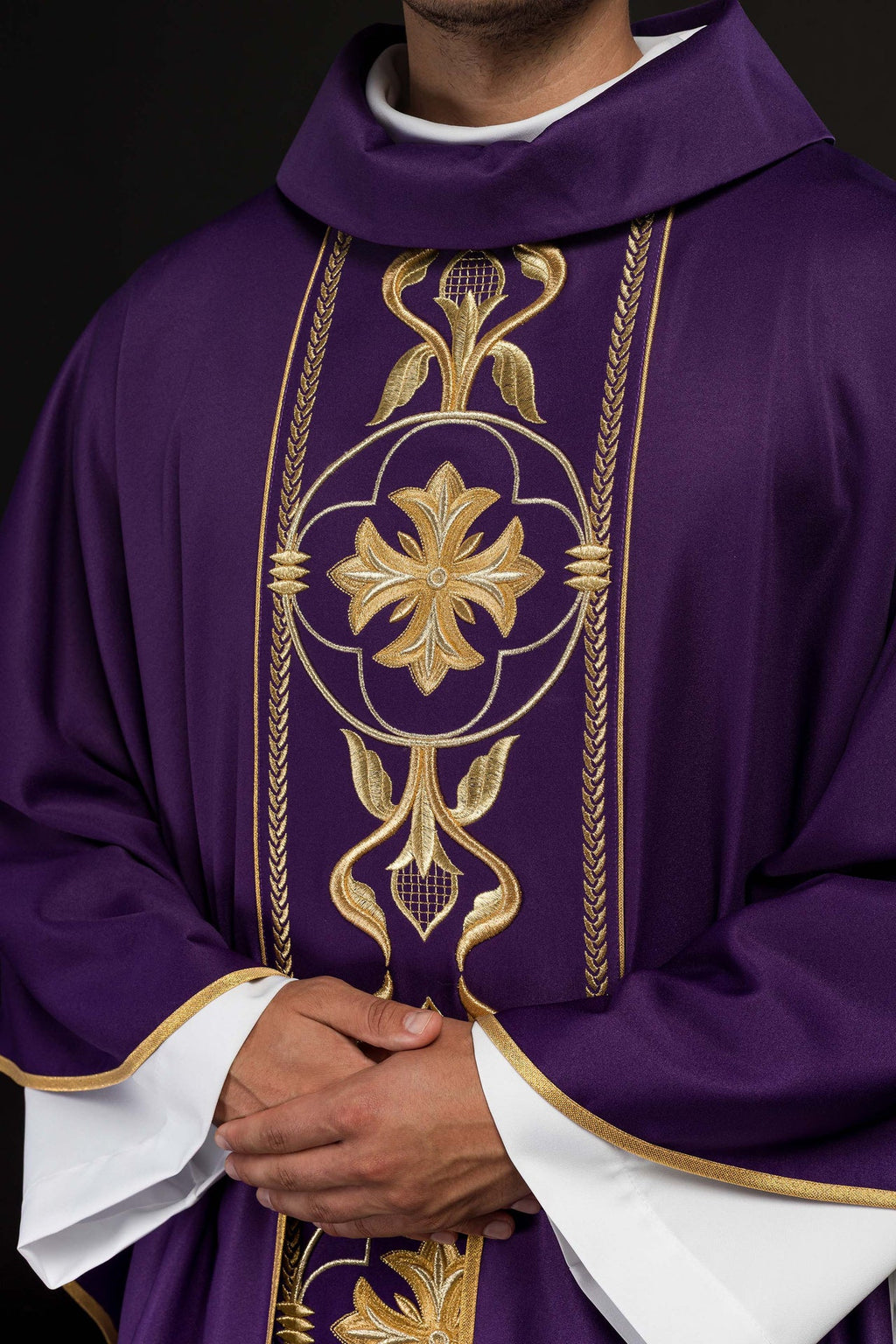 Ornat haftowany fioletowy z Ozdobnym Pasem - ORNATY.PL