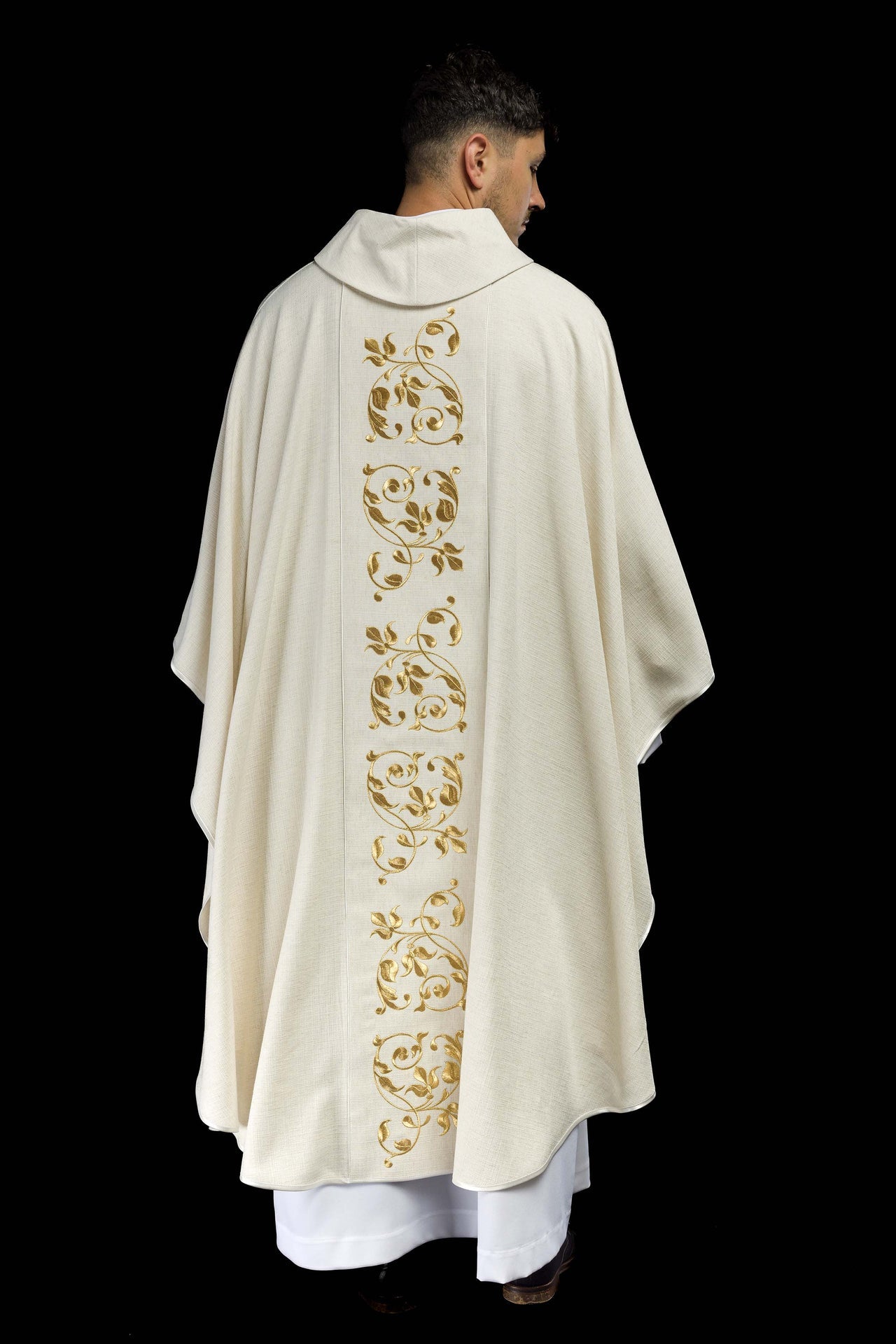 Ornat haftowany z wizerunkiem Świętej Rodziny tkanina o naturalnym splocie - ORNATY.PL