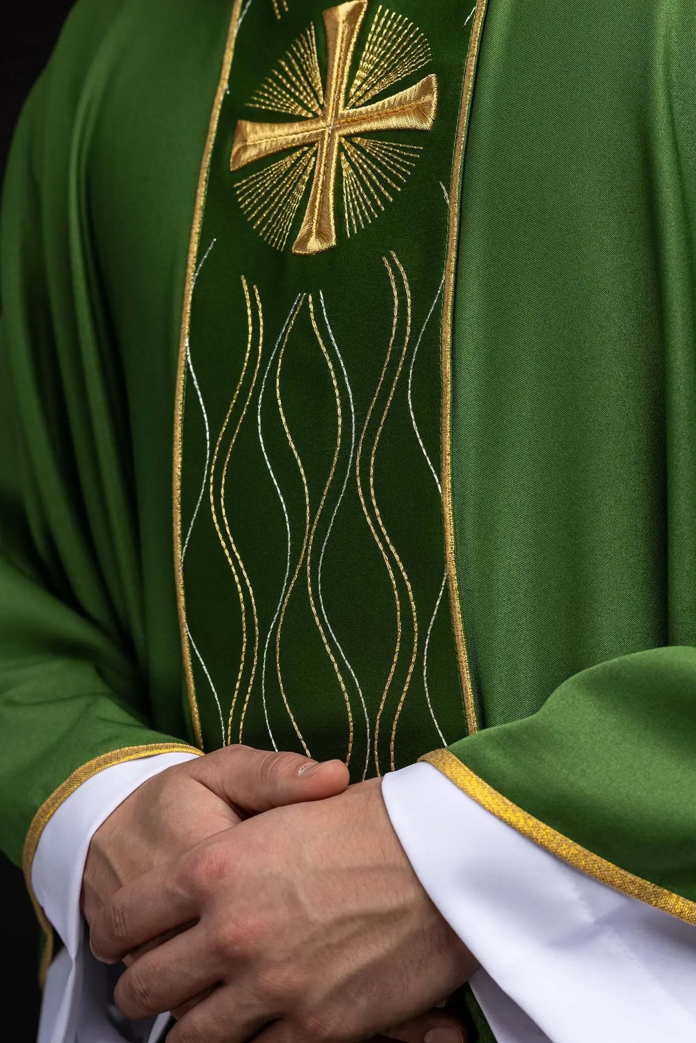 Zielona kapa z haftem złotego krzyża