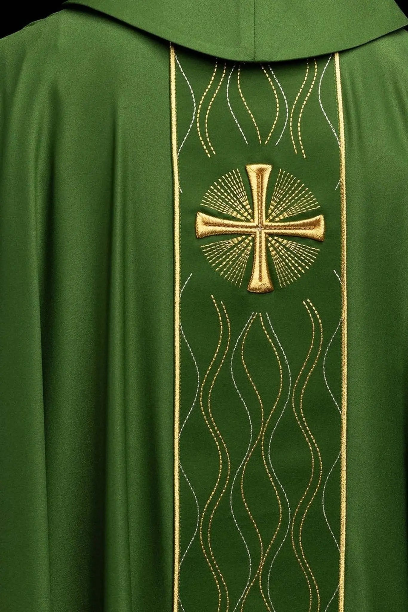Zielona kapa z haftem złotego krzyża
