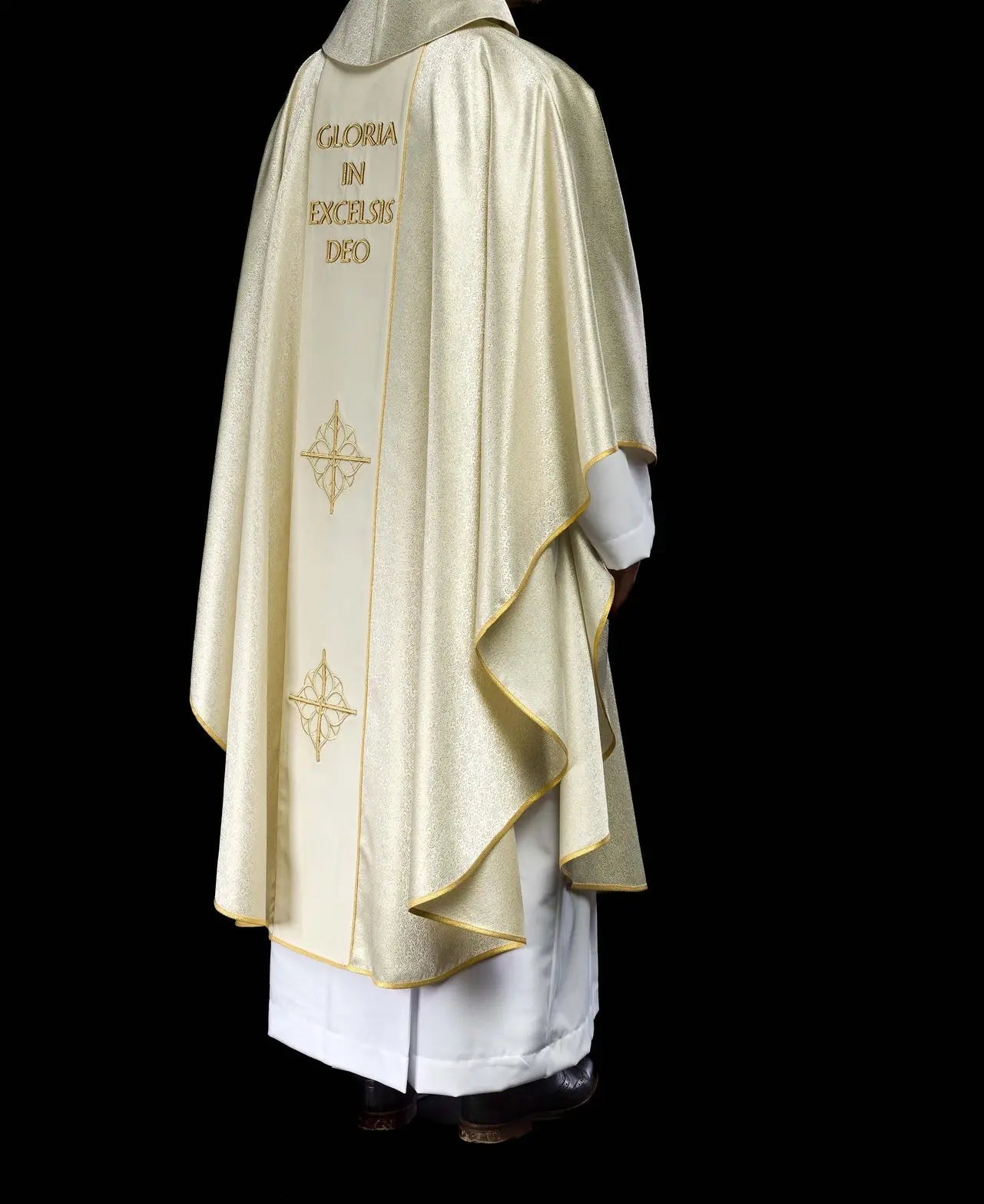 Embroidered chasuble with the image of the Holy Family on gold fabric