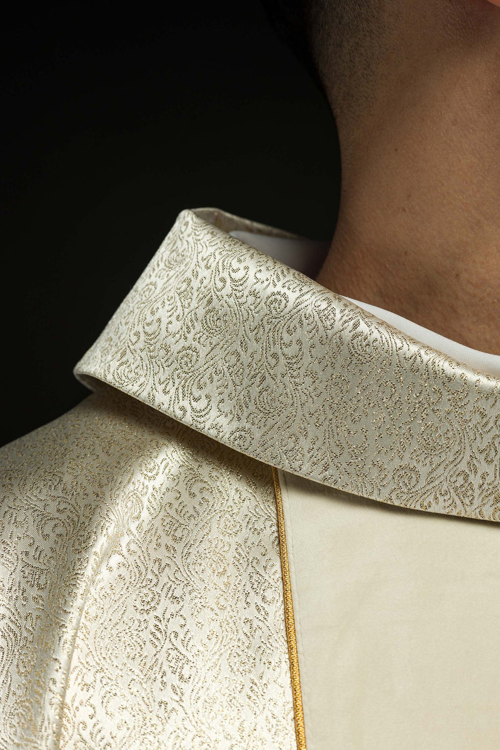 Ornat haftowany z wizerunkiem Świętej Rodziny na złotej tkaninie - ORNATY.PL