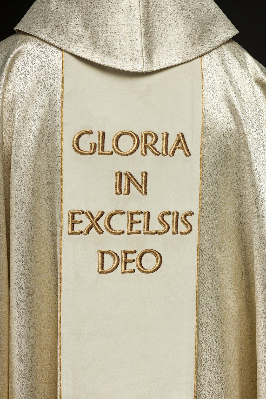 Ornat haftowany z wizerunkiem Świętej Rodziny na złotej tkaninie - ORNATY.PL