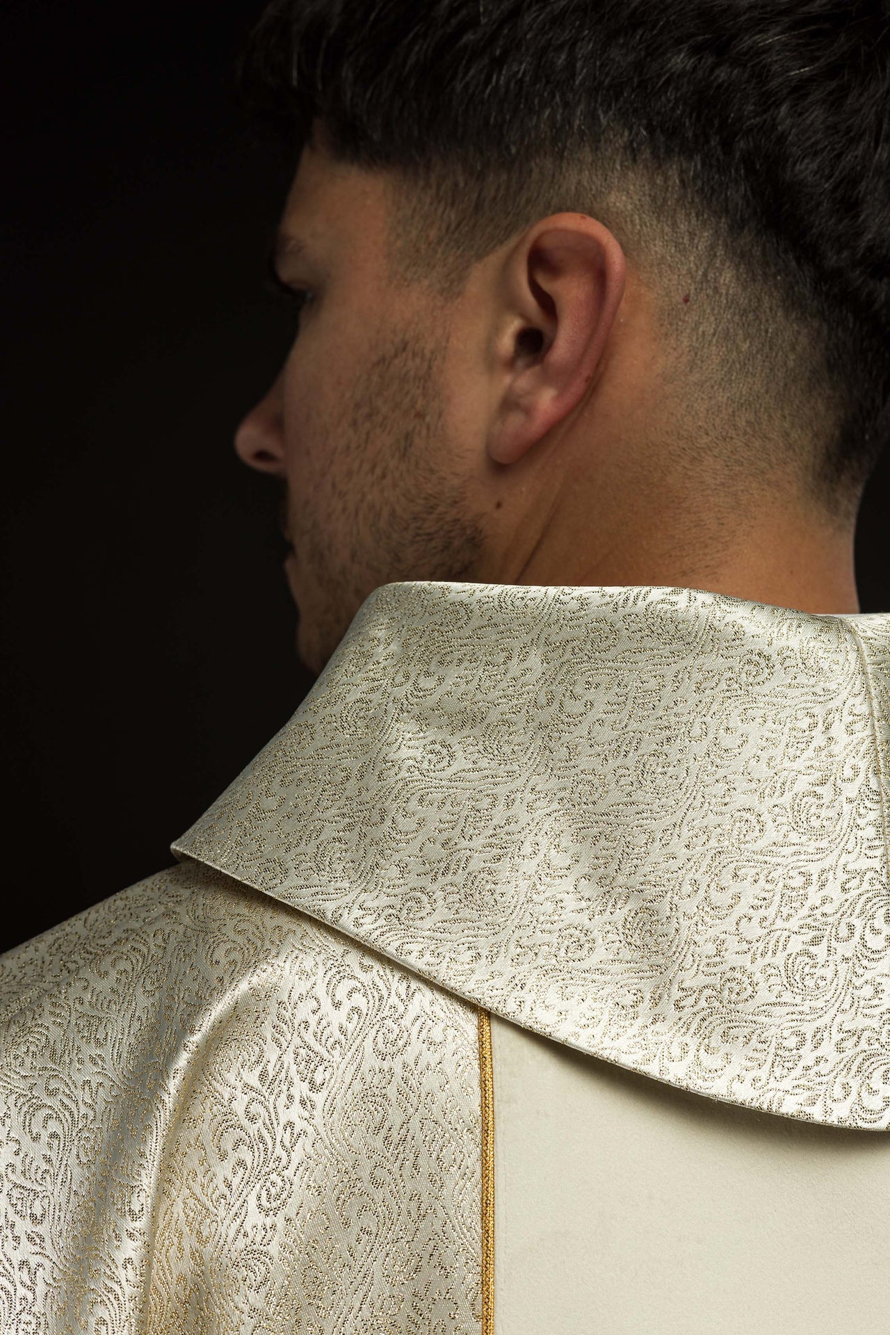 Ornat haftowany z wizerunkiem Świętej Rodziny na złotej tkaninie - ORNATY.PL