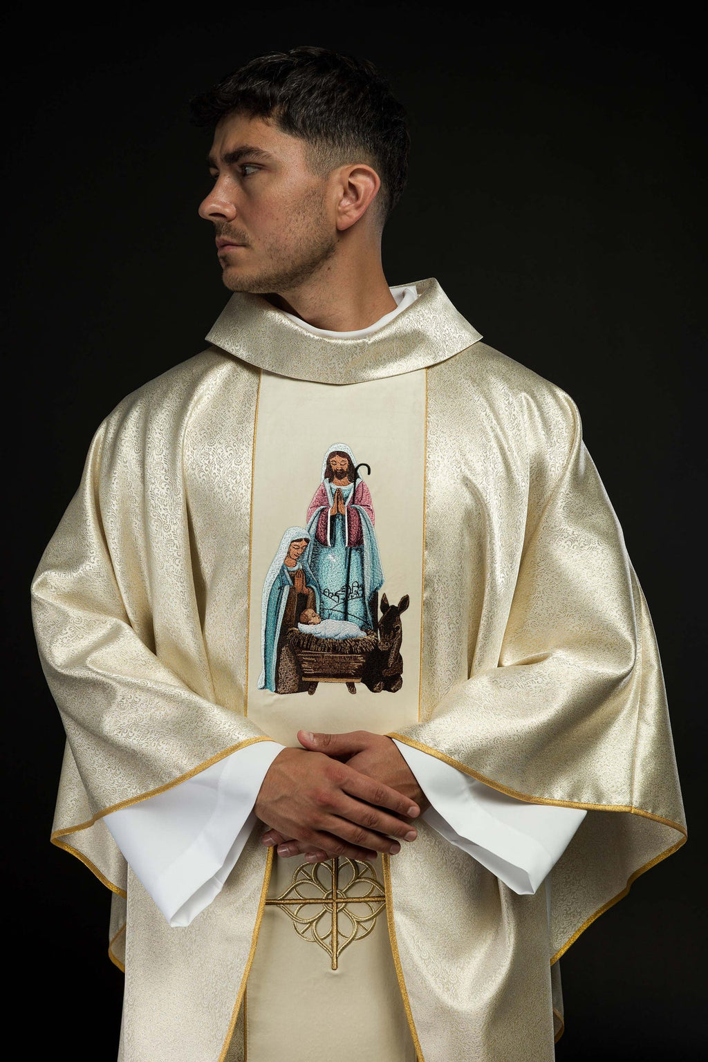 Ornat haftowany z wizerunkiem Świętej Rodziny na złotej tkaninie - ORNATY.PL