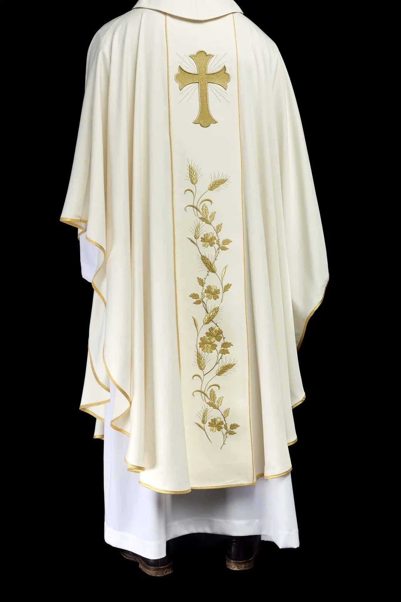Chasuble with embroidered cross and ears in ecru