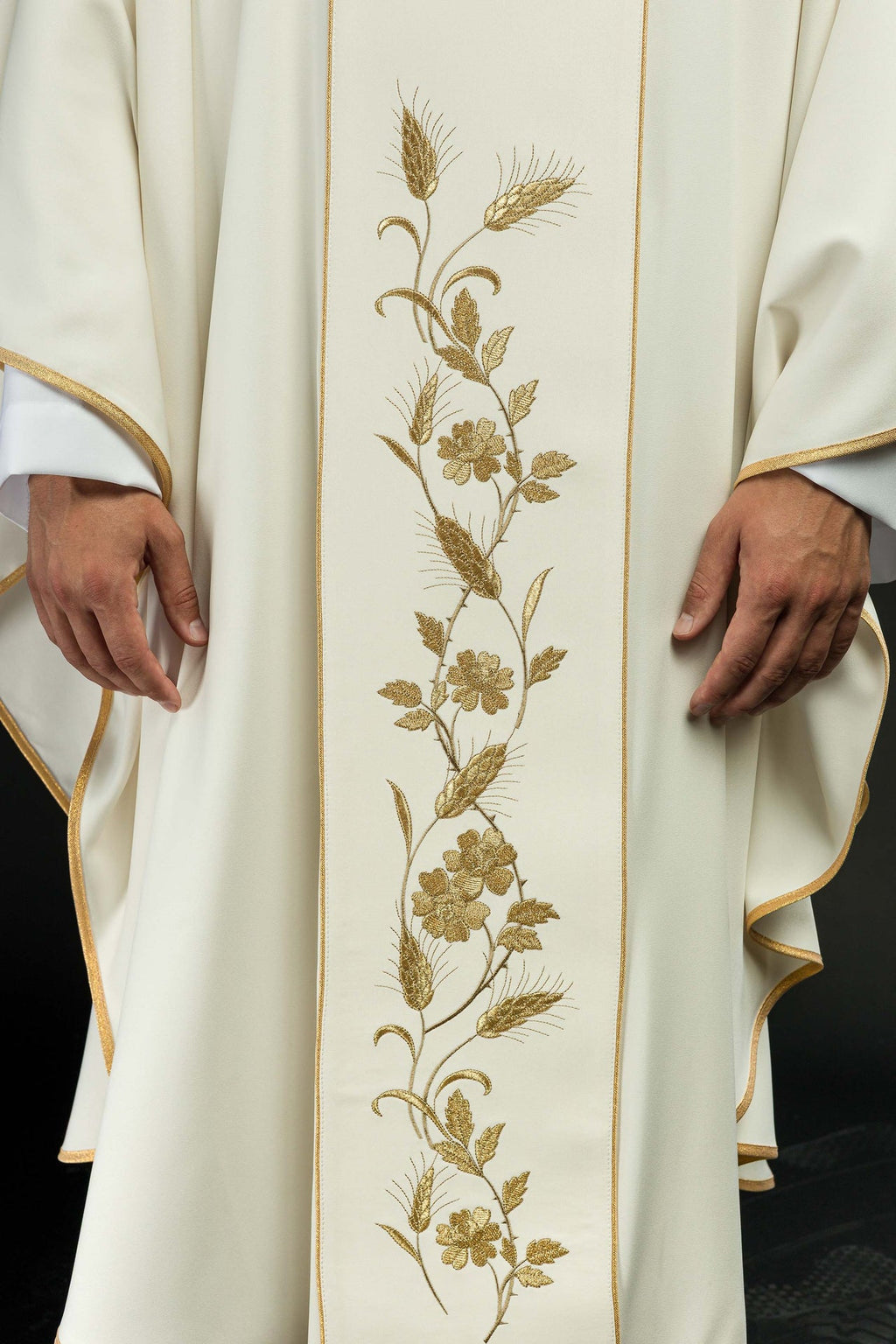Ornat z haftowanym krzyżem i kłosami w kolorze ecru - ORNATY.PL
