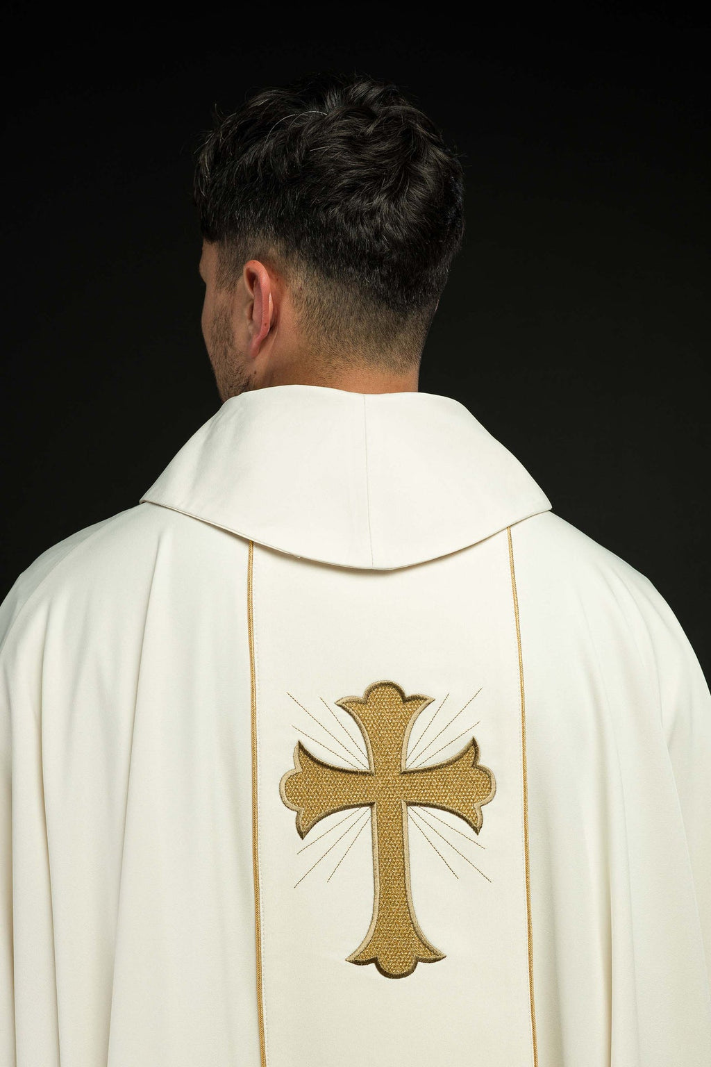 Ornat z haftowanym krzyżem i kłosami w kolorze ecru - ORNATY.PL