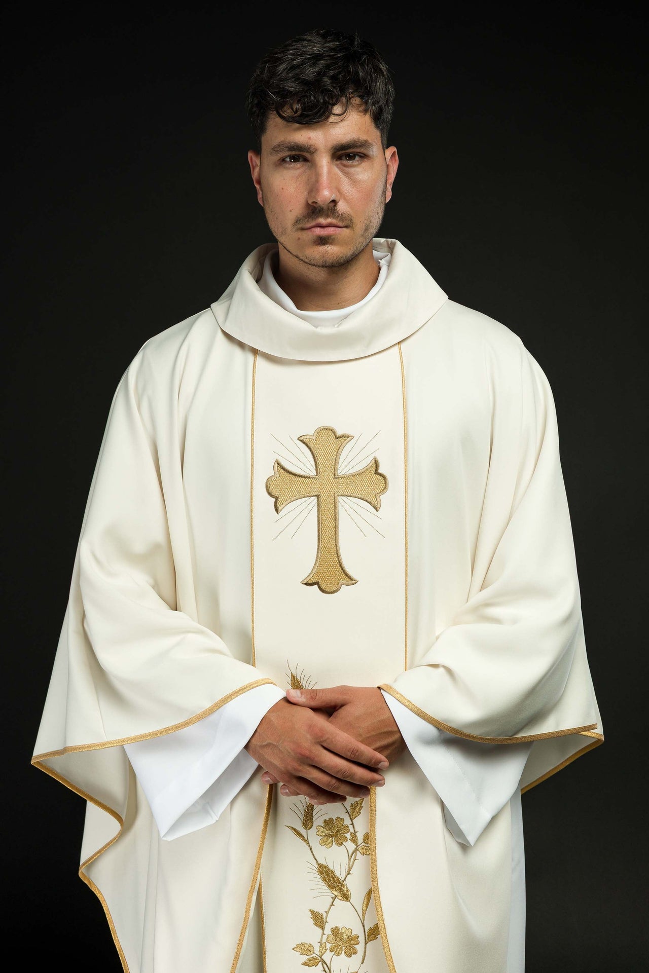 Ornat z haftowanym krzyżem i kłosami w kolorze ecru - ORNATY.PL