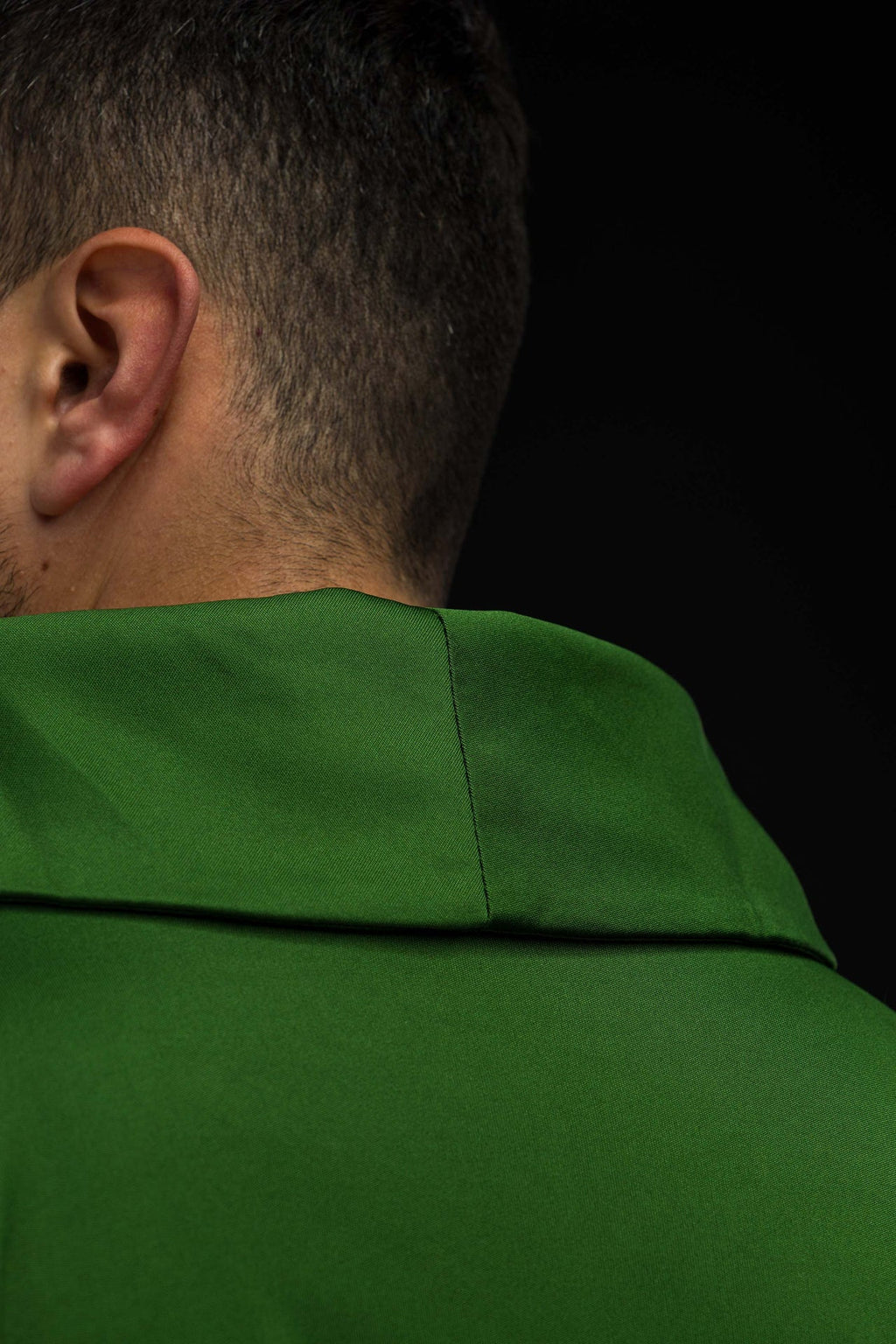 Ornat haftowany krzyżem w kolorze zielonym, lekka dzianina SACROLITE