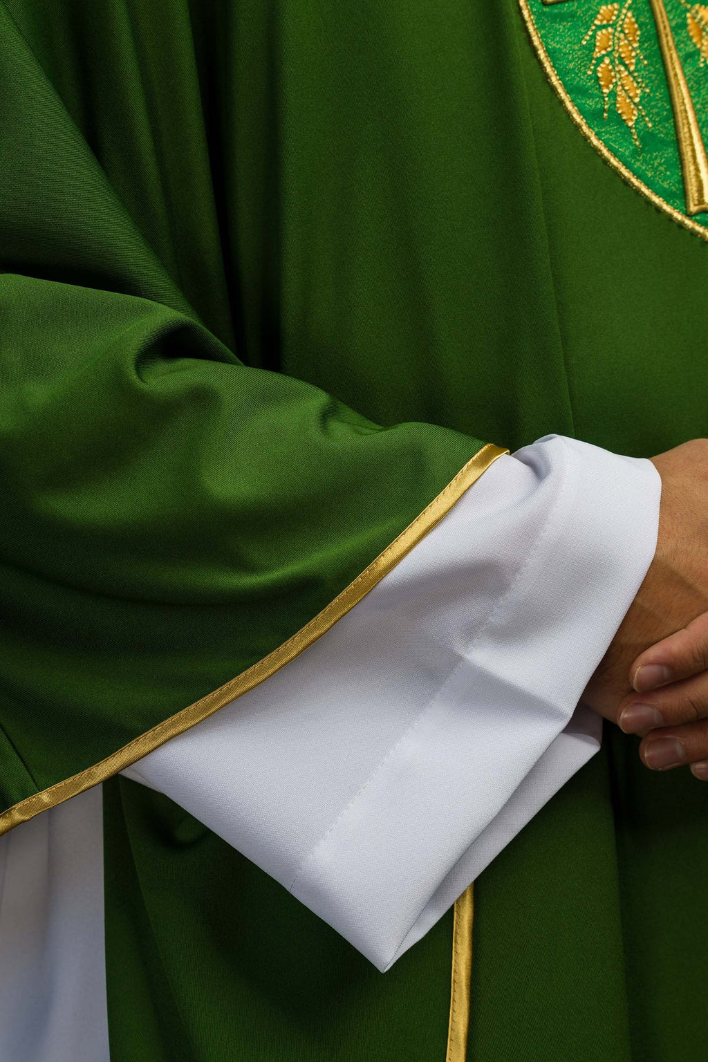 Ornat haftowany krzyżem w kolorze zielonym, lekka dzianina SACROLITE