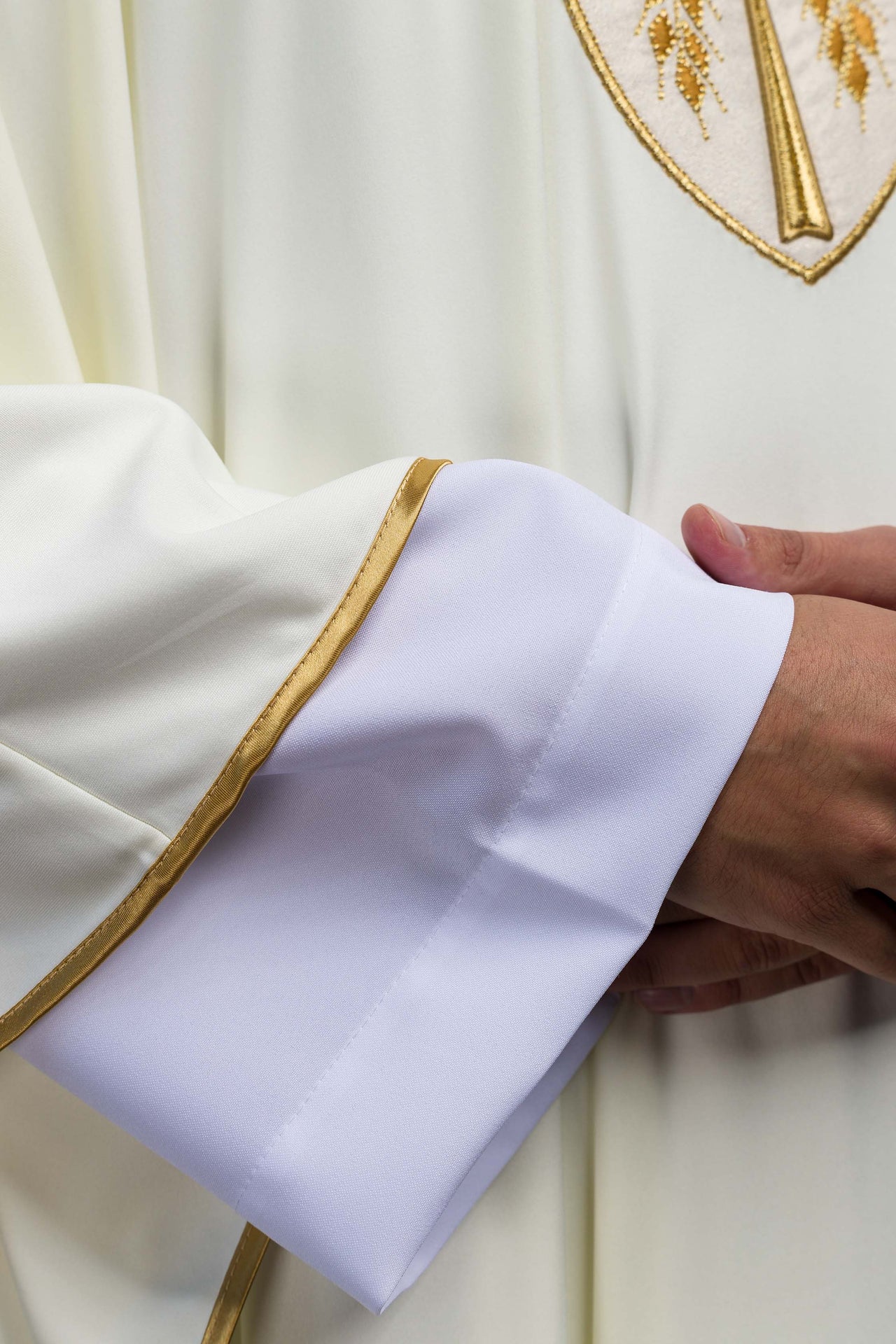 Ornat haftowany Krzyż ecru lekka dzianina SACROLITE - ORNATY.PL