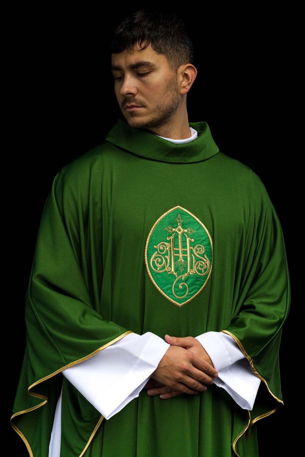 Ornat haftowany lekką dzianiną SACROLITE firmy IHS