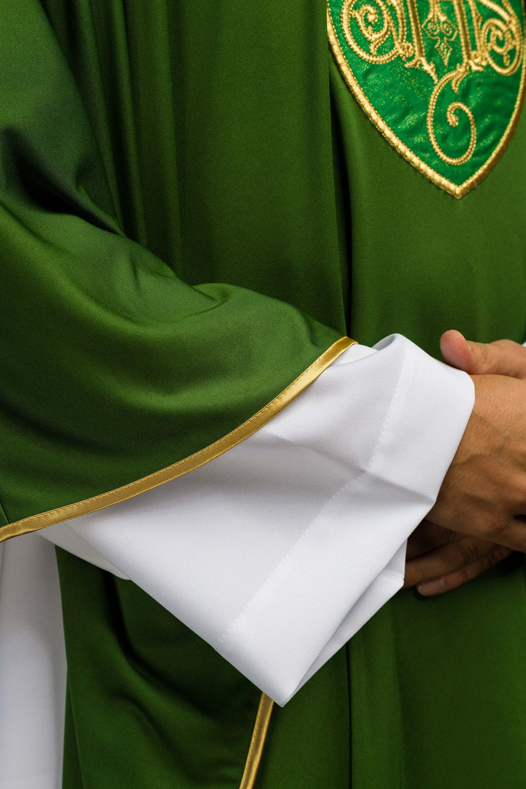 Ornat haftowany lekką dzianiną SACROLITE firmy IHS