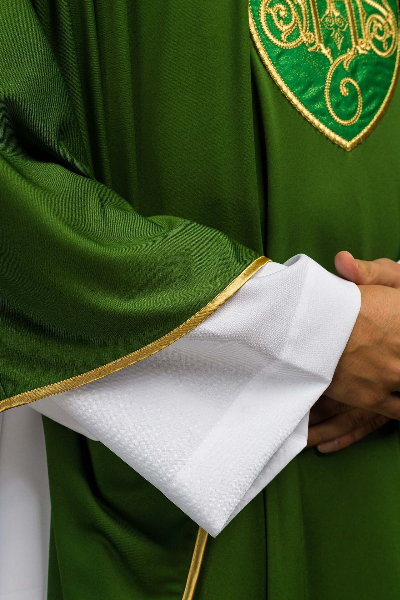 Ornat haftowany lekką dzianiną SACROLITE firmy IHS