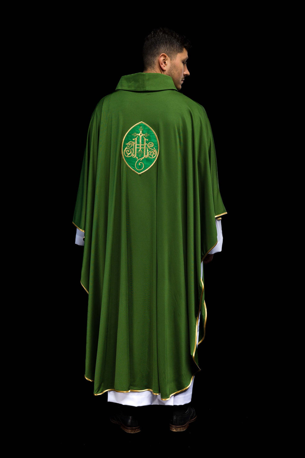 Ornat haftowany lekką dzianiną SACROLITE firmy IHS