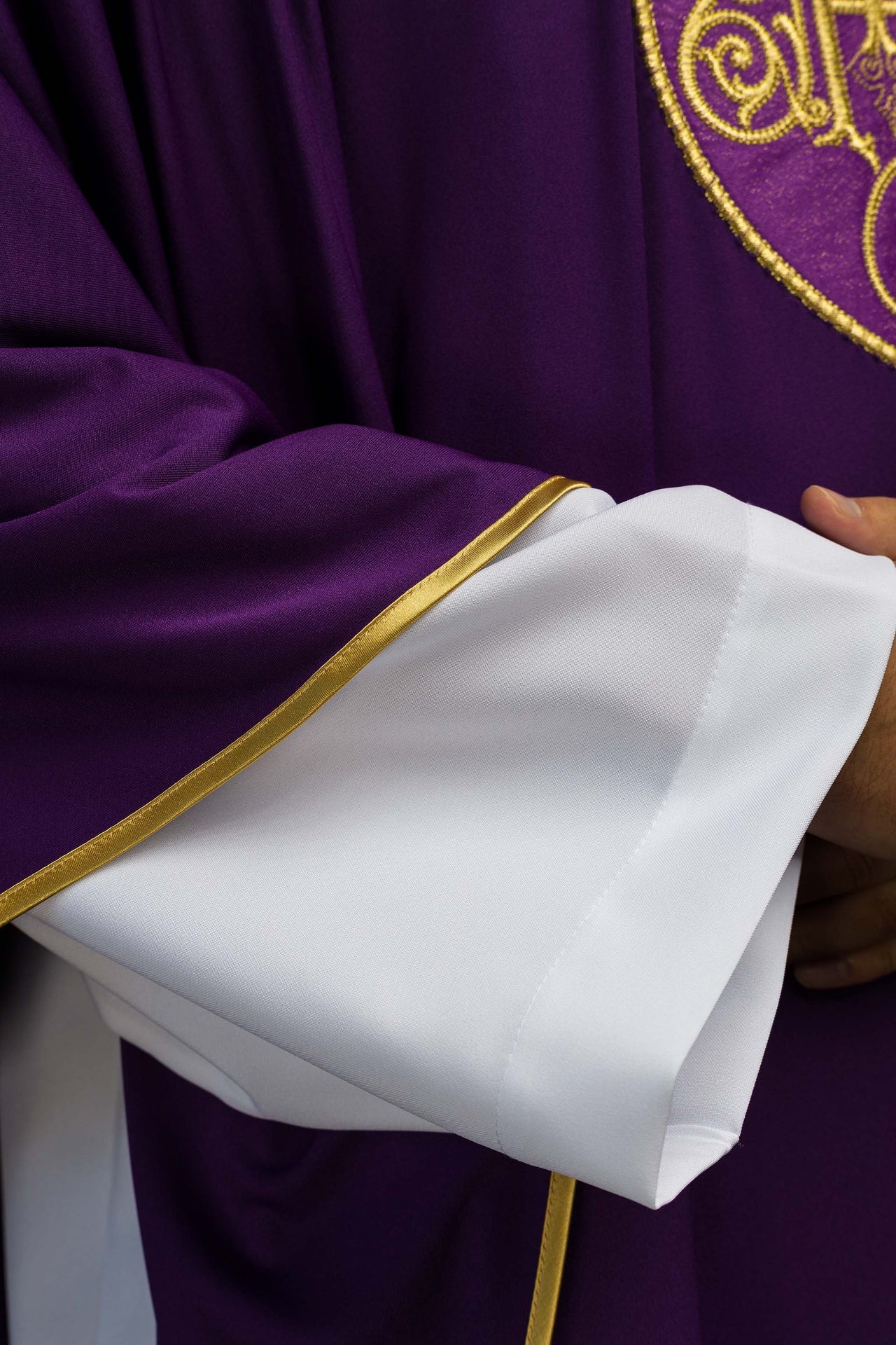 Ornat haftowany lekką dzianiną SACROLITE firmy IHS