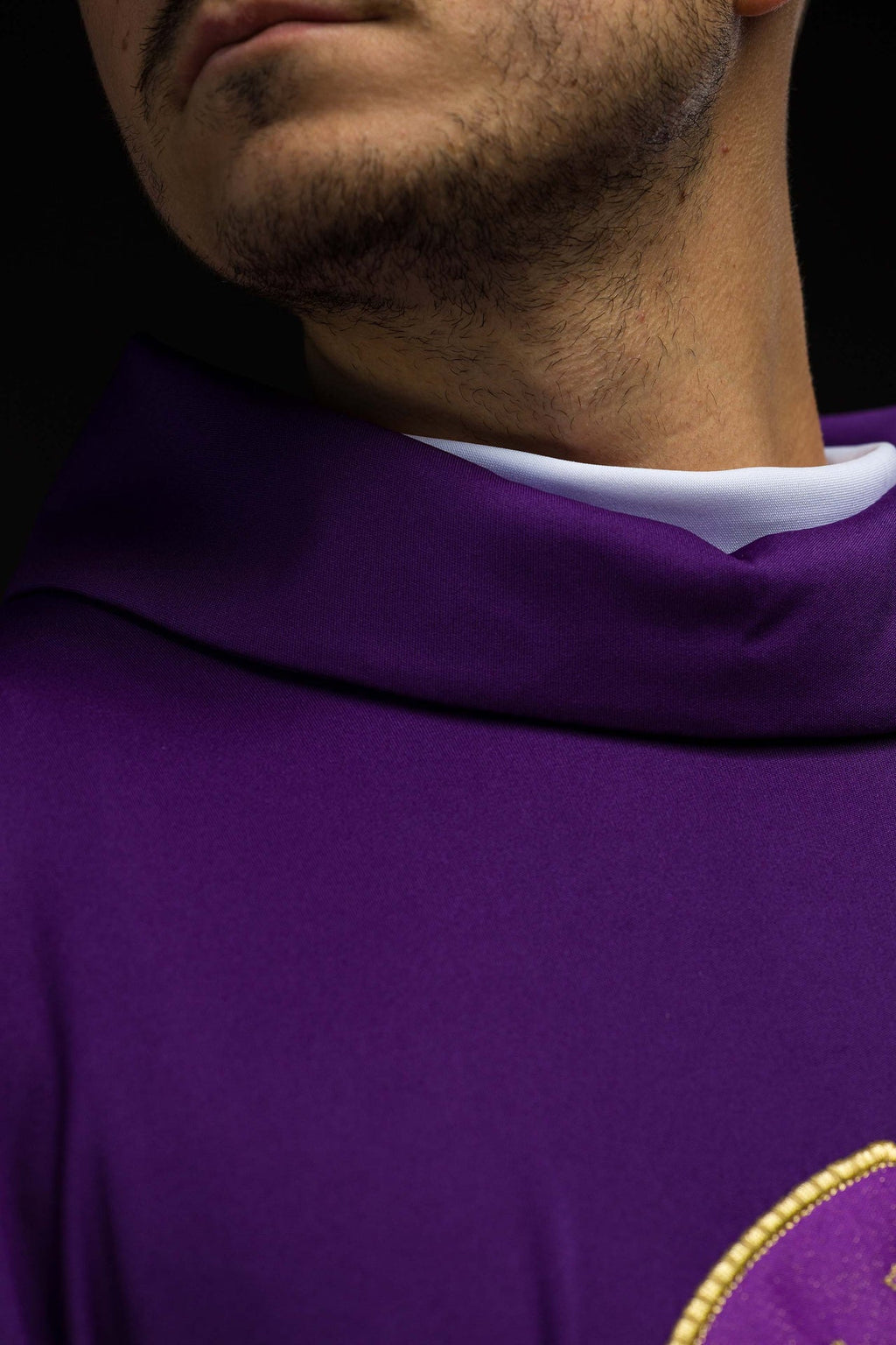 Ornat haftowany lekką dzianiną SACROLITE firmy IHS