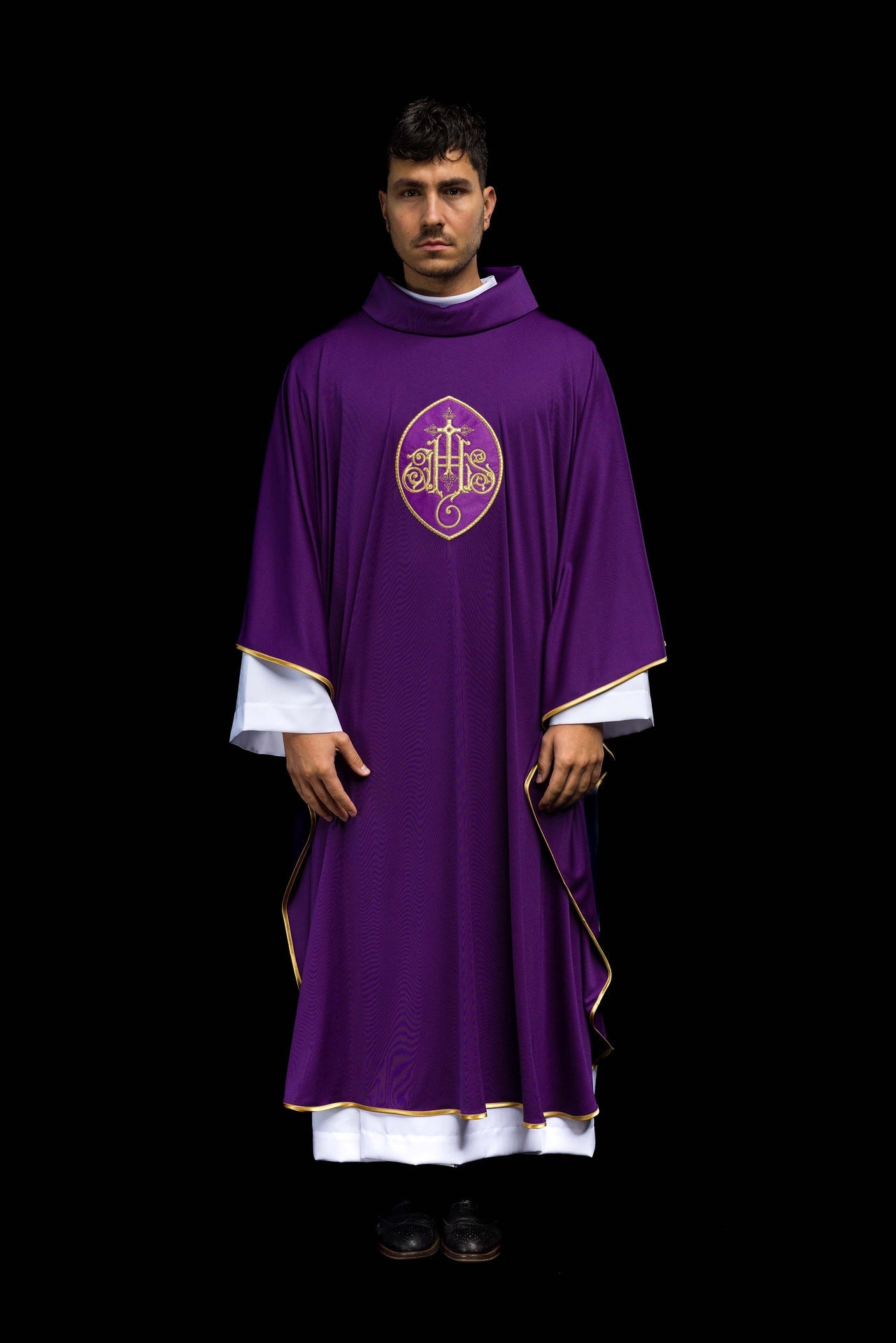 Ornat haftowany lekką dzianiną SACROLITE firmy IHS