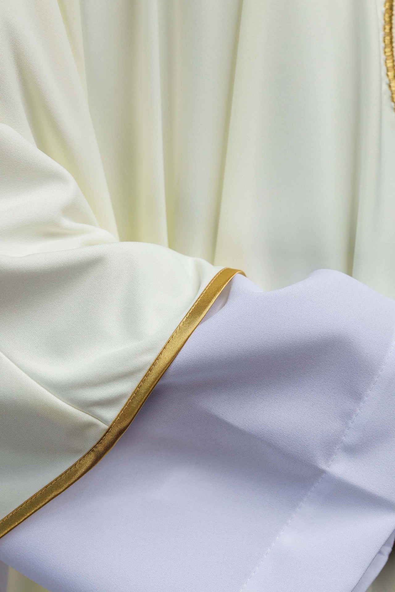 Ornat haftowany lekką dzianiną SACROLITE firmy IHS