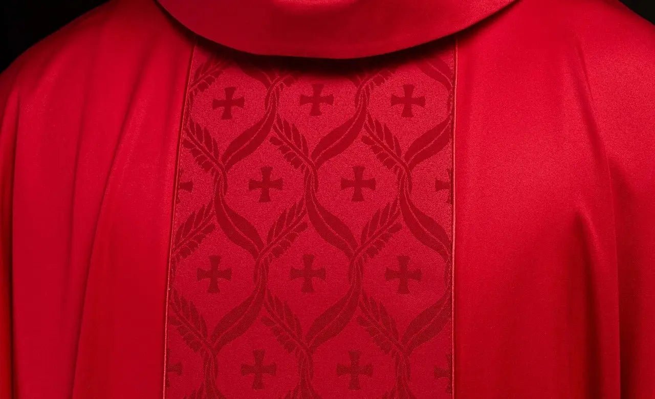 Czerwony ornat z żakardowym pasem w kształcie krzyża