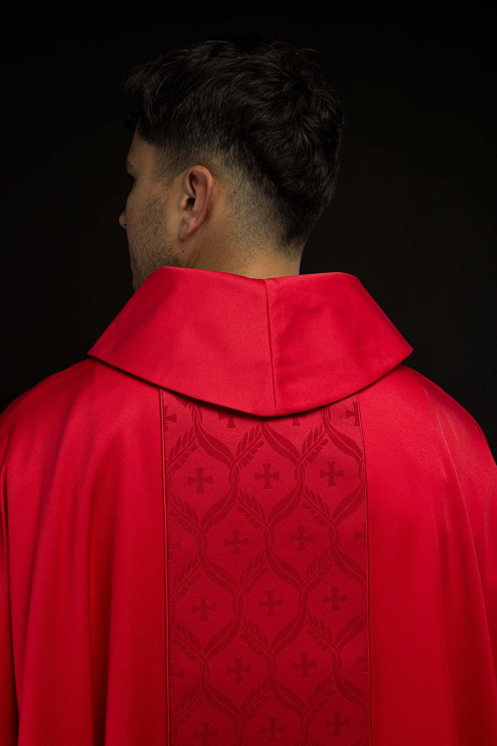 Ornat czerwony z żakardowym pasem w krzyże - ORNATY.PL