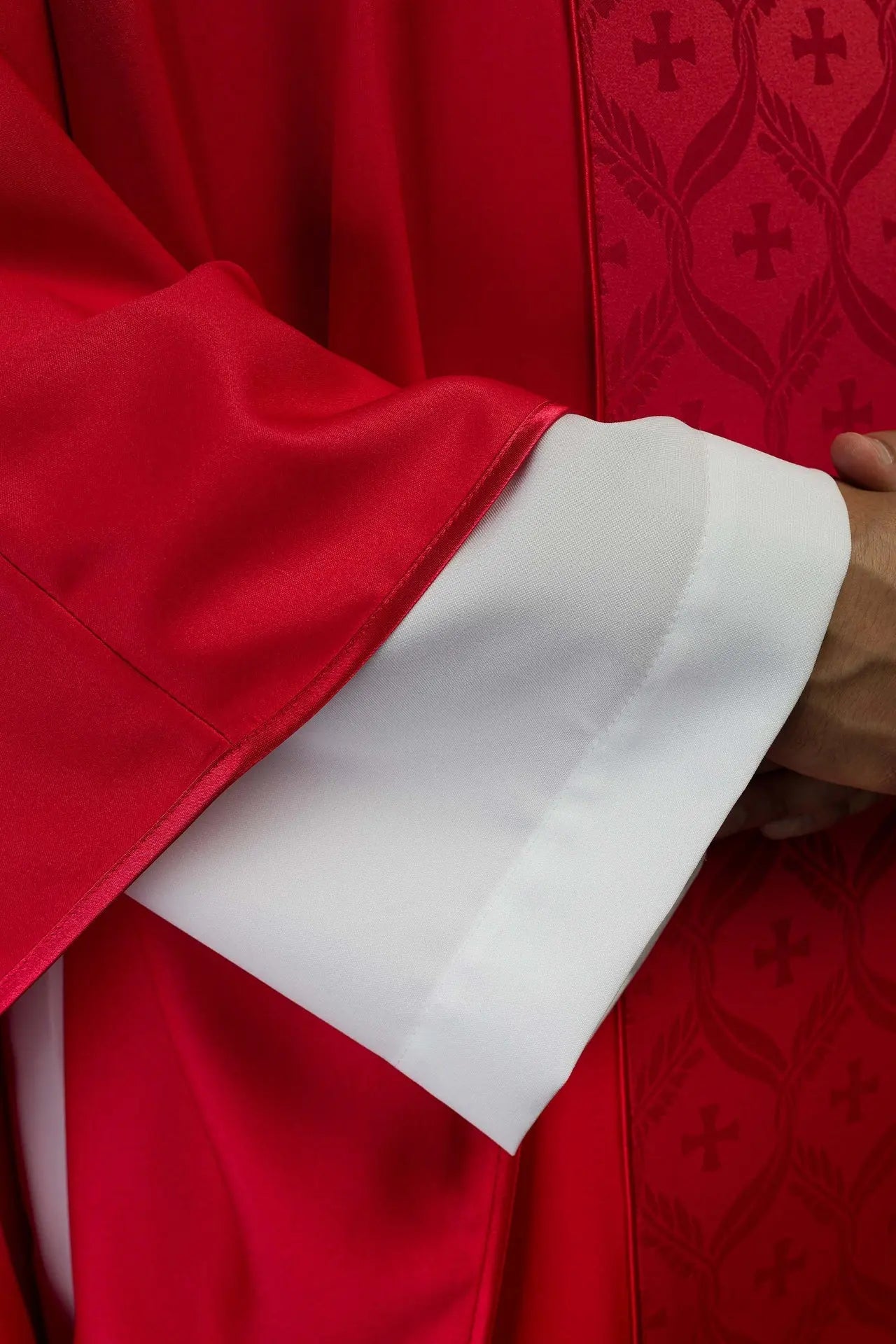 Czerwony ornat z żakardowym pasem w kształcie krzyża