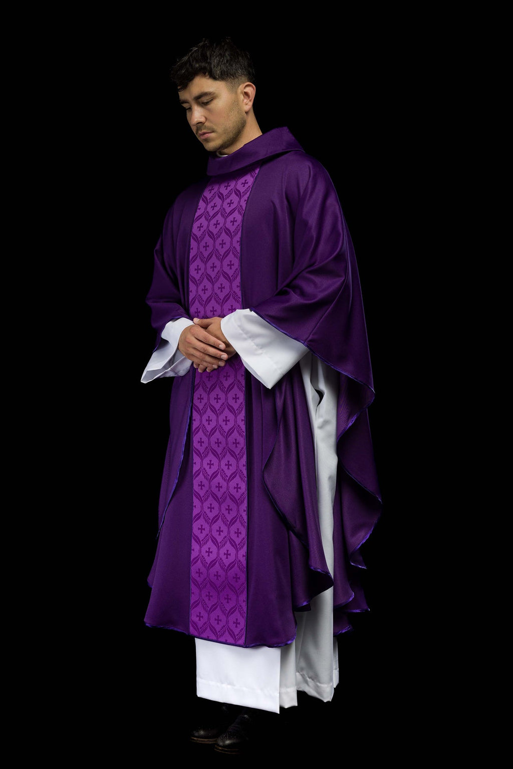 Ornat fioletowy z żakardowym pasem w krzyże - ORNATY.PL
