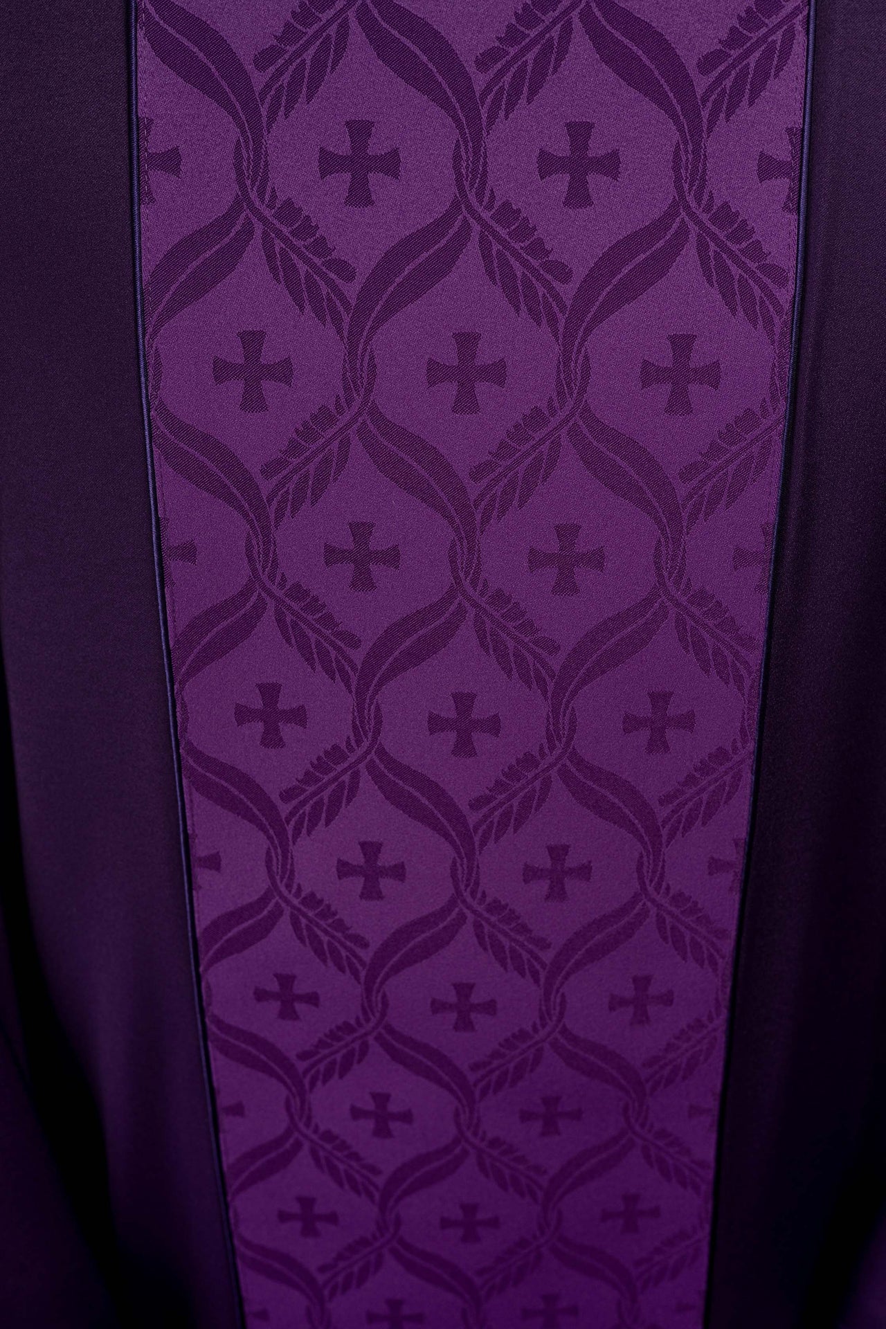 Ornat fioletowy z żakardowym pasem w krzyże - ORNATY.PL