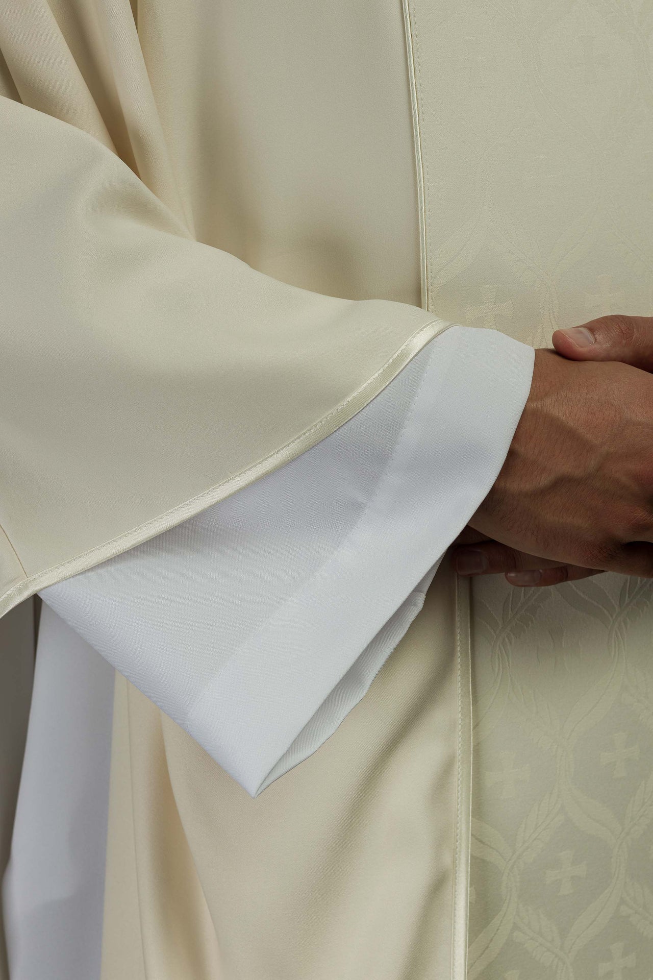 Ornat ecru z żakardowym pasem w krzyże - ORNATY.PL