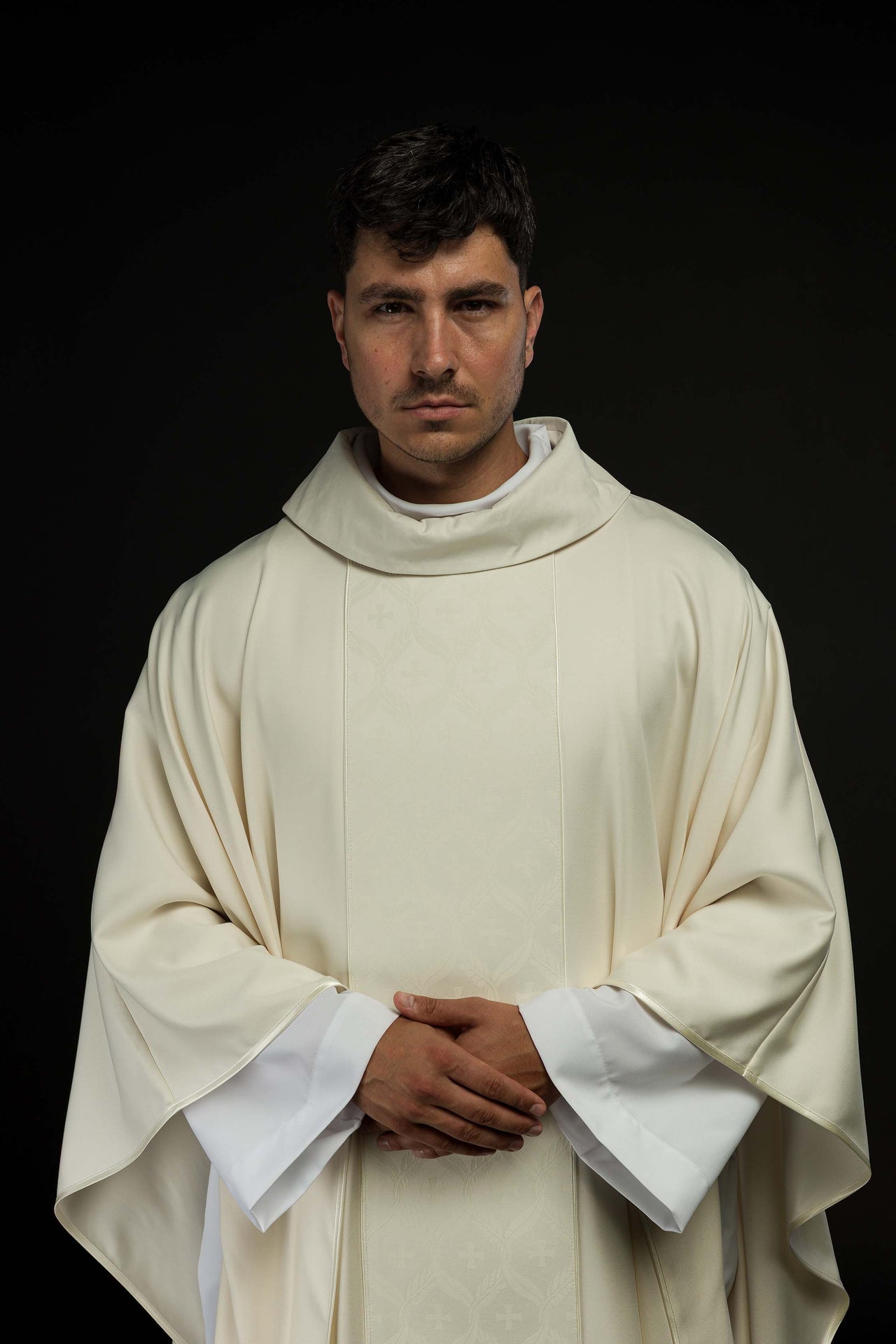 Ornat ecru z żakardowym pasem w krzyże - ORNATY.PL