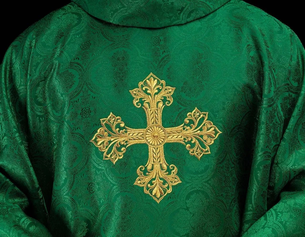 Zielony ornat z tkaniny żakardowej z krzyżem