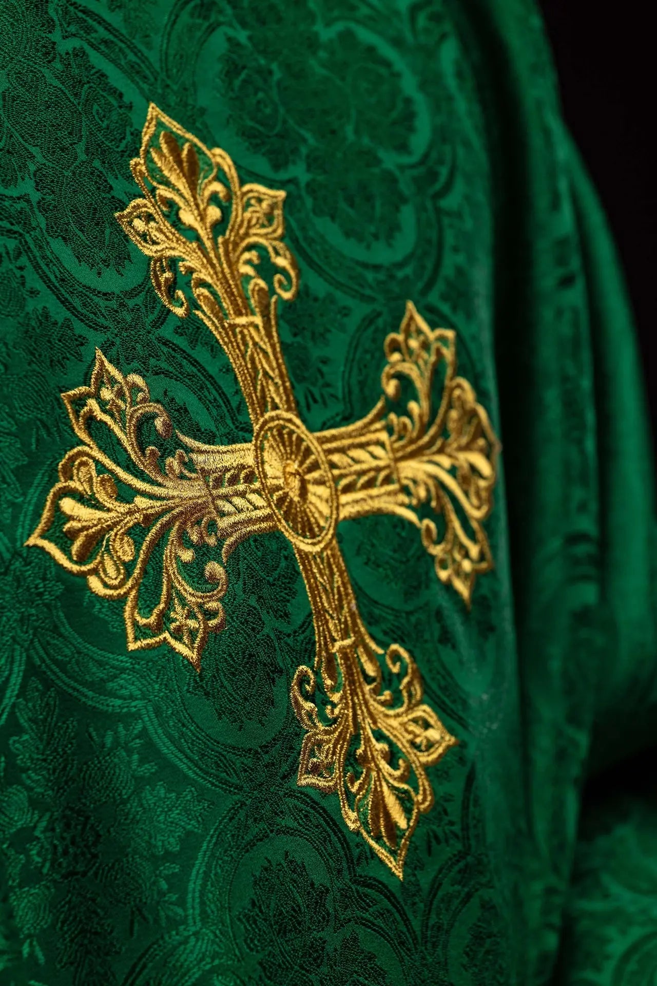 Zielony ornat z tkaniny żakardowej z krzyżem