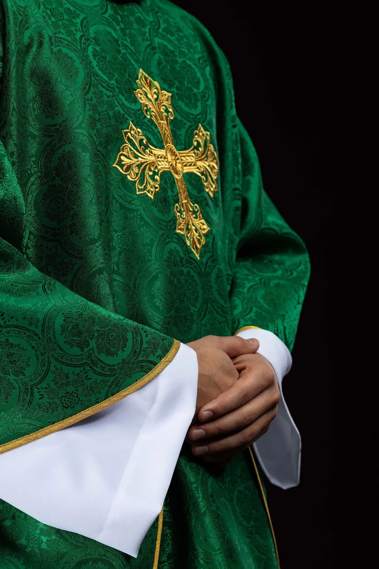 Zielony ornat z tkaniny żakardowej z krzyżem