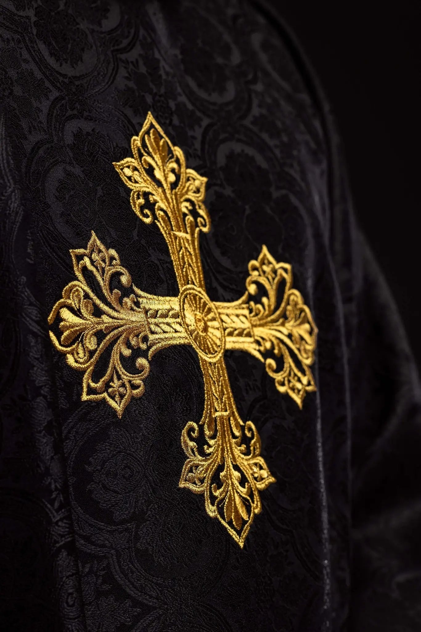 Czarna kapa z tkaniny żakardowej z krzyżem