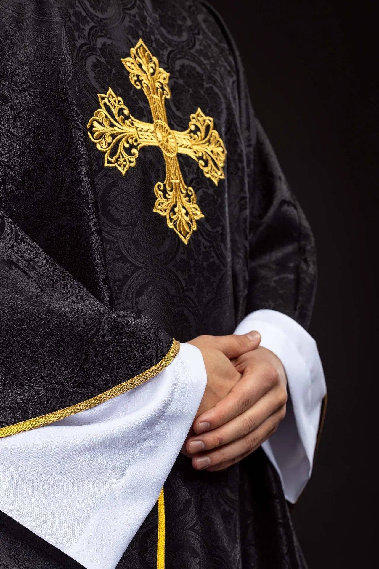 Czarna kapa z tkaniny żakardowej z krzyżem